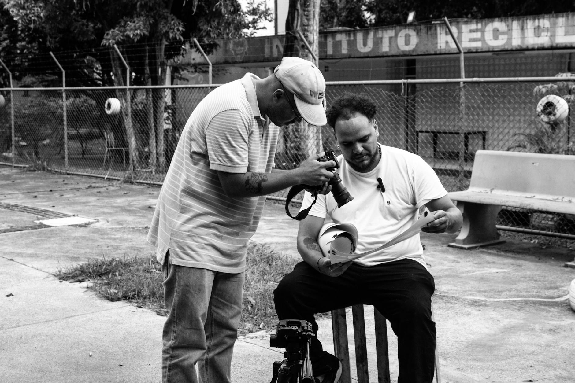 Ulica w Legionowie z archiwalnymi budynkami z przełomu XX i XXI wieku