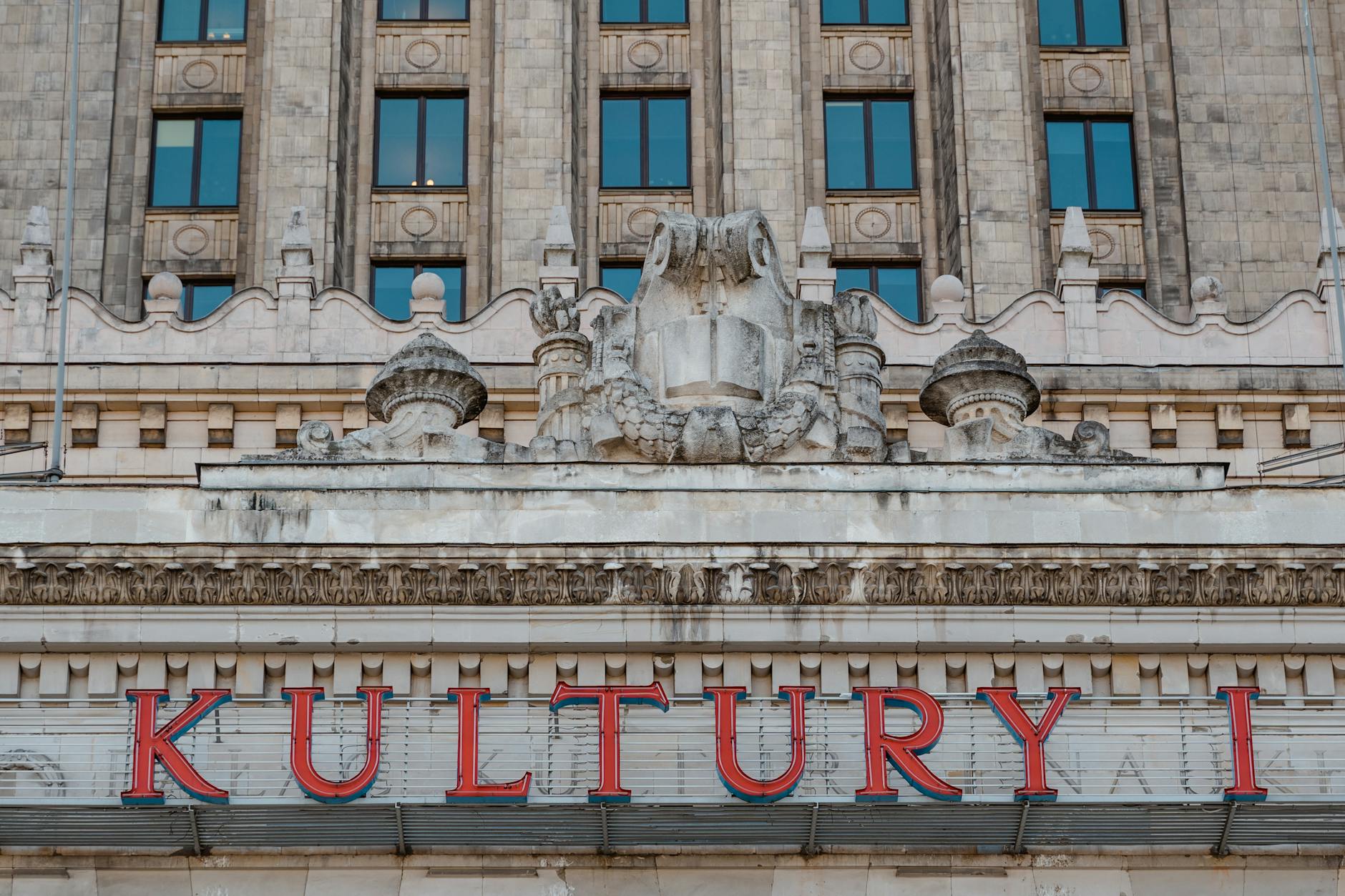 Plakat informujący o wydarzeniach kulturalnych i edukacyjnych w Legionowie, w tym o wystawie sztuki i wycieczce przyrodniczej.