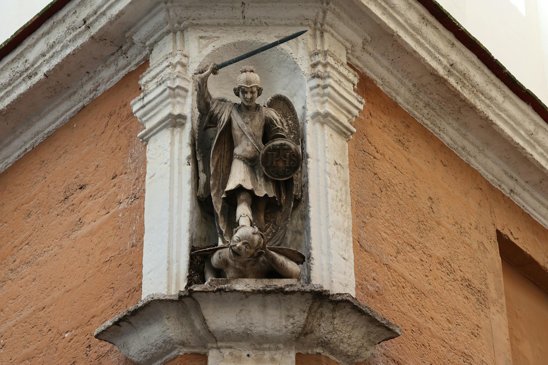 Grafika symbolizująca Legionowo z pojawiającymi się postaciami Pucio i Michael, nawiązująca do lokalnych mediów